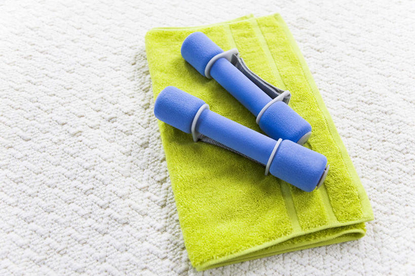 无人,横图,俯视,留白,白色背景,锻炼,举重,地毯,哑铃,砝码,运动器械,三个,黄色,蓝色,毛巾,健身器械,力量,摄影,动作,成就,决心,健身器材,彩图,高角度拍摄,影棚拍摄,运动器材,动机