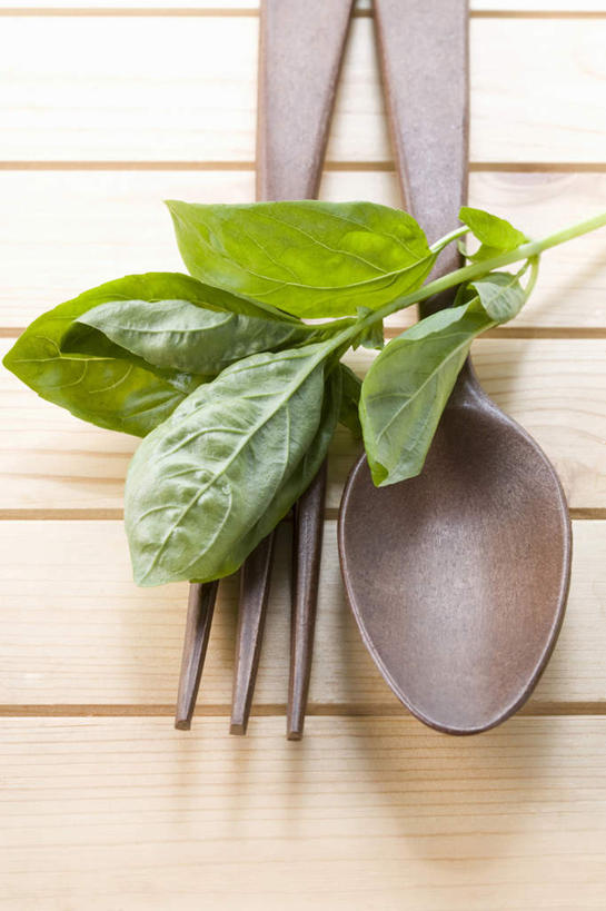 无人,竖图,俯视,桌子,静物,木制,叉,食品,饮食,三个,汤匙,摄影,罗勒,简单,草本,清新,厨房器具,健康食物,纯净,彩图,高角度拍摄