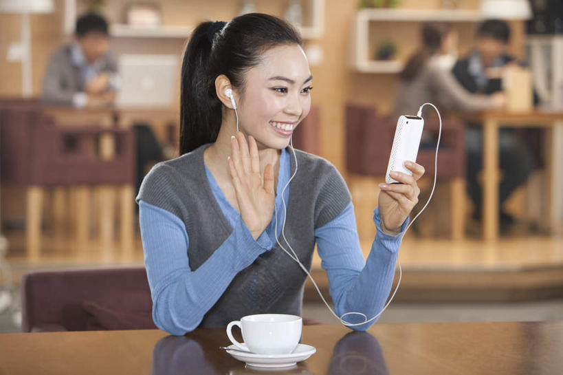 咖啡,东方人,成年人,脸,头,脸颊,四个人,举,笑,微笑,露齿笑,横图,室内,陶醉,快乐,技术,桌子,手机,亚洲,瓷器,咖啡杯,音乐,听,音乐播放器,挥手,拿着,休闲装,饮食,刺激,肩膀,耳机,随身听,托,享受,休闲,放松,生活方式,享乐,都市风光,问候,MP3播放器,智能手机,视频会议,东亚,放音设备,北京市,无忧无虑,男人,男性,年轻男性,年轻女性,女人,女性,亚洲人,中国人,年轻人,头部,脸部,脸蛋,面部,休闲活动,举起,举手,举着,向上举,向上伸,向上托,彩图,欢乐,咖啡馆,播放器,沉醉