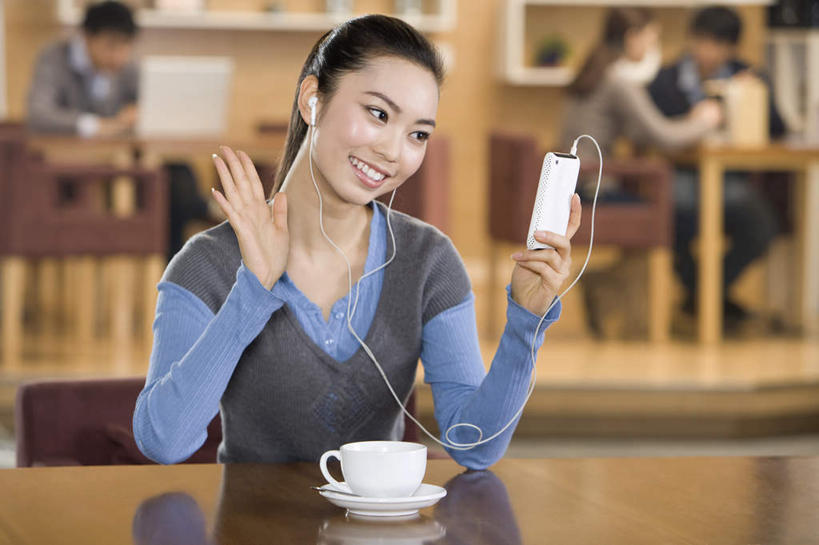 咖啡,东方人,成年人,脸,头,脸颊,四个人,举,笑,微笑,露齿笑,横图,室内,陶醉,快乐,技术,桌子,手机,中国,亚洲,咖啡杯,音乐,听,音乐播放器,挥手,拿着,休闲装,饮食,刺激,肩膀,耳机,随身听,托,享受,休闲,放松,生活方式,享乐,都市风光,问候,MP3播放器,智能手机,视频会议,东亚,放音设备,北京市,无忧无虑,男人,男性,年轻男性,年轻女性,女人,女性,亚洲人,中国人,年轻人,头部,脸部,脸蛋,面部,休闲活动,举起,举手,举着,向上举,向上伸,向上托,彩图,欢乐,咖啡馆,播放器,沉醉