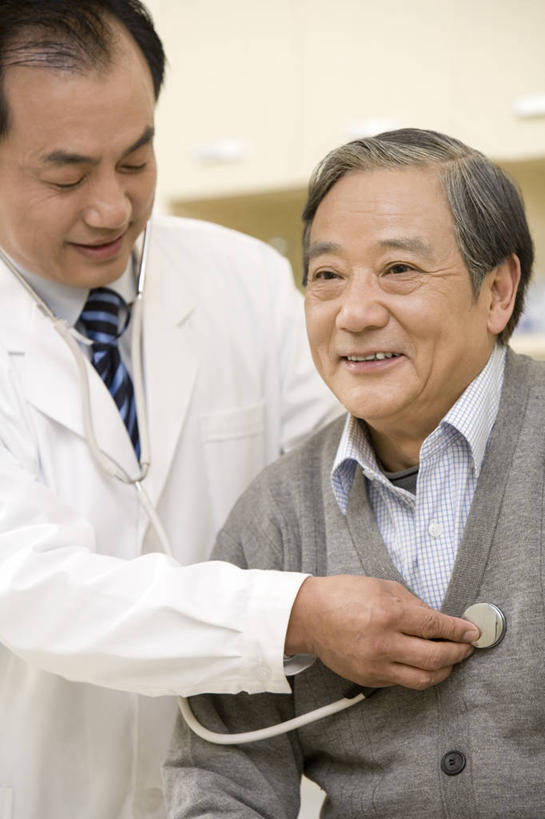 东方人,成年人,中年人,老年人,两个人,医生,病人,医院,坐,笑,微笑,露齿笑,竖图,室内,白天,留白,正面,工作服,毛衣,衬衫,制服,快乐,昆明,中国,亚洲,检查,注视,休闲装,干净,听诊器,观察,看,医护人员,医疗人员,职业,搭,服务,观看,支撑,部分,察看,专心,搭着,关爱,关注,决心,医疗器械,医疗工具,东亚,实验服,云南省,可靠,工作制服,技能,信任,老年男性,男人,男性,亚洲人,中国人,大夫,触摸,半身,彩图,工作套服,欢乐,考场