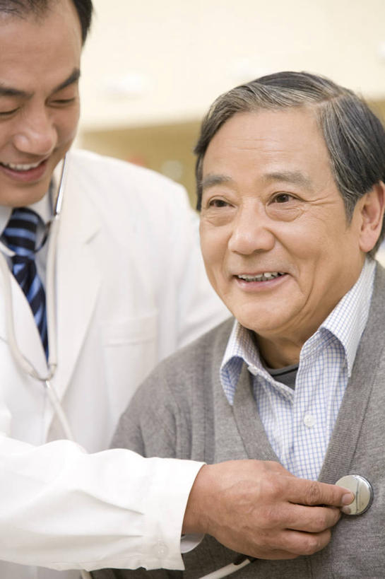 东方人,成年人,中年人,老年人,脸,头,脸颊,两个人,医生,病人,医院,坐,笑,微笑,露齿笑,竖图,室内,特写,白天,留白,正面,工作服,毛衣,衬衫,制服,快乐,昆明,亚洲,检查,瓷器,注视,休闲装,干净,肩膀,听诊器,观察,看,医护人员,医疗人员,职业,搭,服务,观看,支撑,部分,察看,专心,搭着,关爱,关注,决心,医疗器械,医疗工具,东亚,实验服,云南省,可靠,工作制服,技能,信任,老年男性,男人,男性,亚洲人,中国人,头部,脸部,脸蛋,面部,大夫,触摸,彩图,工作套服,欢乐,考场