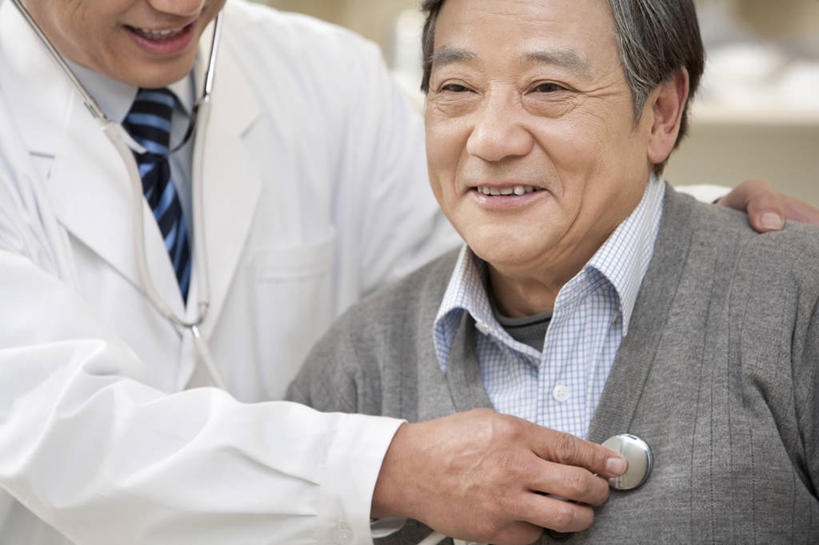 东方人,成年人,中年人,老年人,脸,头,脸颊,两个人,医生,病人,医院,坐,笑,微笑,露齿笑,横图,室内,特写,白天,留白,正面,工作服,毛衣,衬衫,制服,快乐,昆明,中国,亚洲,检查,注视,休闲装,干净,肩膀,听诊器,观察,看,医护人员,医疗人员,职业,搭,服务,观看,支撑,部分,察看,专心,搭着,关爱,关注,决心,医疗器械,医疗工具,东亚,实验服,云南省,可靠,工作制服,技能,信任,老年男性,男人,男性,亚洲人,中国人,头部,脸部,脸蛋,面部,大夫,触摸,彩图,工作套服,欢乐,考场