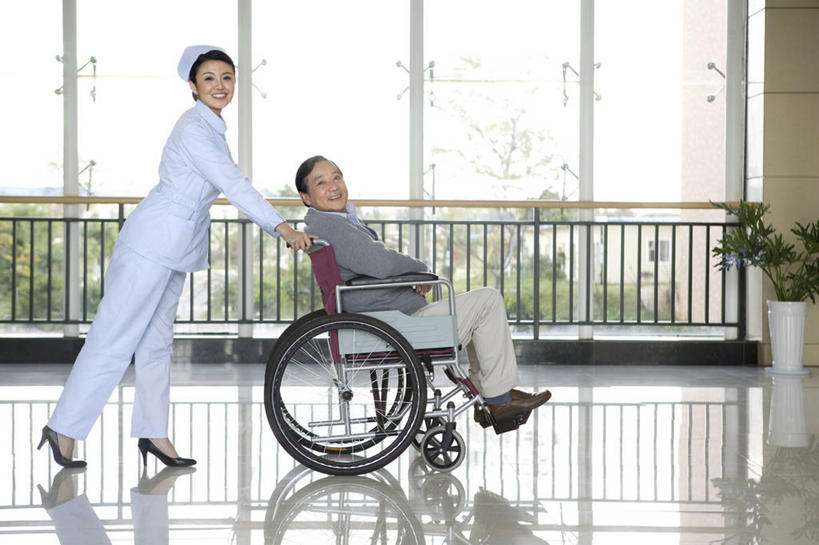 东方人,老年人,两个人,病人,护士,医院,推,笑,微笑,露齿笑,横图,竖图,室内,白天,留白,侧面,工作服,毛衣,制服,快乐,窗户,昆明,亚洲,连接,瓷器,走廊,浪漫,干净,轮椅,职业,思考,擦洗,服务,支撑,关爱,东亚,云南省,可靠,工作制服,信任,老年男性,男人,男性,年轻女性,女人,女性,亚洲人,中国人,年轻人,步行,彩图,工作套服,爱,欢乐