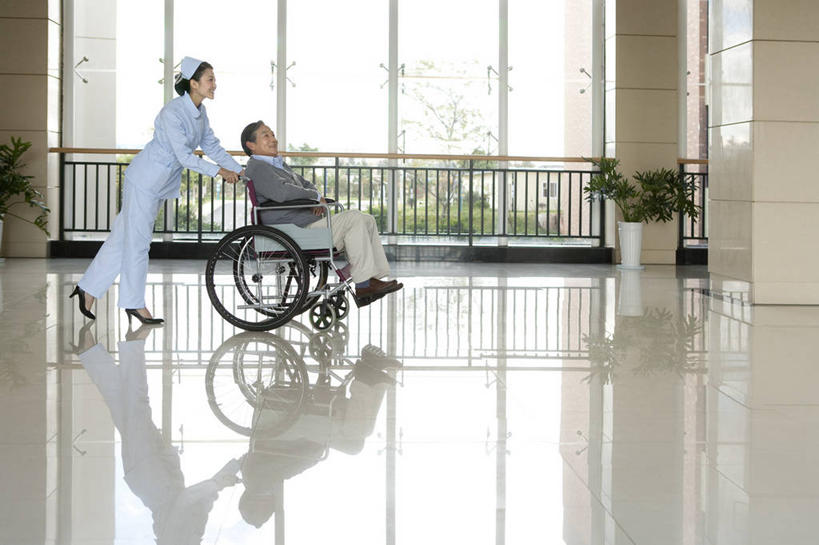 东方人,老年人,两个人,病人,护士,医院,推,笑,微笑,露齿笑,横图,室内,白天,留白,侧面,工作服,毛衣,制服,快乐,窗户,昆明,亚洲,连接,瓷器,走廊,浪漫,注视,干净,轮椅,观察,看,职业,思考,擦洗,服务,观看,支撑,察看,关爱,关注,东亚,云南省,可靠,工作制服,信任,老年男性,男人,男性,年轻女性,女人,女性,亚洲人,中国人,年轻人,步行,彩图,工作套服,爱,欢乐