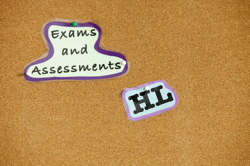 无人,学校,教学楼,横图,留白,纯洁,告示牌,围墙,便签,教育,校园,教室,可爱,童年,童趣,英文字母,知识,童真,烂漫,无邪,天真,彩图,教学大楼,小学,留言板