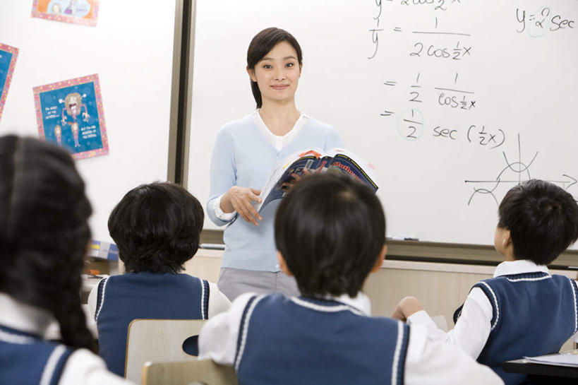 东方人,儿童,少年,学生,教师,学校,教学楼,坐,微笑,横图,竖图,室内,正面,纯洁,信心,中国,亚洲,五个人,背心,教育,听,休闲装,校园,小孩,白板,教,教室,校服,可爱,童年,童趣,专心,知识,享乐,解释,决心,童真,东亚,烂漫,无邪,北京市,教员,数学符号,天真,男孩,年轻女性,女孩,女人,女性,亚洲人,中国人,孩子,年轻人,老师,书,半身,彩图,教学大楼,小学,先生,男生,女生,小学生