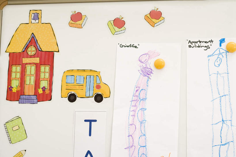 无人,学校,教学楼,横图,纯洁,装饰,告示牌,围墙,教育,蜡笔画,校园,白板,教室,可爱,童年,童趣,英文字母,知识,童真,烂漫,无邪,天真,钟,彩图,教学大楼,小学