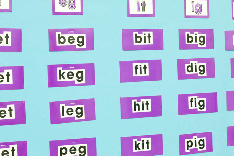 无人,学校,教学楼,横图,留白,纯洁,装饰,告示牌,围墙,教育,校园,教室,可爱,童年,童趣,英文字母,知识,童真,烂漫,无邪,天真,彩图,教学大楼,小学,留言板