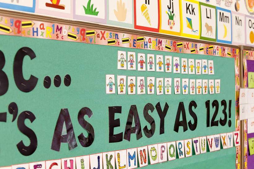 无人,学校,教学楼,横图,纯洁,装饰,标语,告示牌,围墙,教育,校园,教室,可爱,童年,童趣,英文字母,知识,童真,烂漫,无邪,天真,彩图,教学大楼,小学,留言板