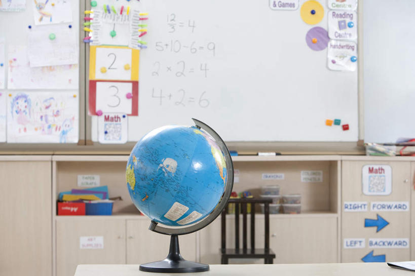 无人,学校,教学楼,横图,室内,仪器,海洋,地图,网格,地球仪,数字,线条,世界地图,地球,陆地,教育,全球,书桌,校园,球,白板,经纬线,模型,教室,球体,行星,地理,国家,英文字母,大陆,世界,知识,青春期,纬线,版图,经线,经纬仪,地理学,数学符号,自然地理,彩图,教学大楼,小学,大洋,大洲