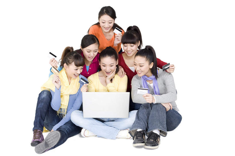 东方人,成年人,一个人,人群,坐,笑,微笑,露齿笑,横图,留白,白色背景,正面,购物,快乐,通讯,友谊,信用卡,消费,笔记本电脑,互联网,技术,中国,亚洲,仅一个年轻女性,仅一个女性,仅一个人,撑,连接,敲打,欢呼,庆祝,并排,拿着,托腮,牛仔裤,休闲装,输入,打字,托,零售,金融,点击,敲击,享乐,托下巴,选购,贸易,东亚,北京市,血拼,无线电技术,按键,计算机,年轻女性,女人,女性,亚洲人,中国人,年轻人,电子商务,坐着,彩图,影棚拍摄,欢乐,团购