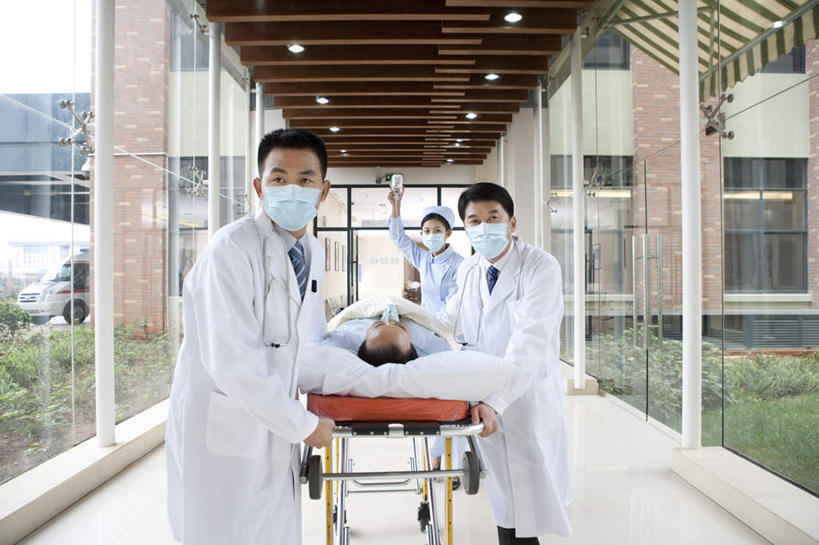 东方人,成年人,中年人,老年人,四个人,医生,病人,护士,医院,站,躺,推,横图,室内,正面,工作服,制服,合作,团队,信心,窗户,亚洲,捆扎,瓷器,毯子,走廊,拿着,听诊器,职业,面膜,服务,支撑,动作,急救,担架,氧气面罩,专心,关爱,运送,紧急,近景,决心,医疗器械,氧气管,医疗工具,救援,东亚,实验服,静脉滴注,北京市,救助,工作制服,紧迫,技能,老年男性,男人,男性,年轻女性,女人,女性,中年男性,亚洲人,中国人,年轻人,步行,仰卧,彩图,工作套服,紧急救助