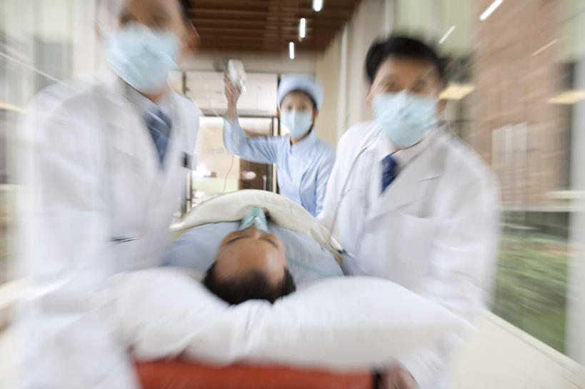 东方人,成年人,中年人,老年人,四个人,医生,病人,护士,医院,站,躺,推,横图,室内,正面,运动模糊,工作服,制服,合作,团队,信心,窗户,中国,亚洲,捆扎,毯子,走廊,门口,拿着,听诊器,职业,面膜,服务,支撑,动作,急救,担架,氧气面罩,专心,关爱,运送,紧急,决心,医疗器械,氧气管,医疗工具,救援,东亚,实验服,静脉滴注,北京市,救助,工作制服,紧迫,技能,老年男性,男人,男性,年轻女性,女人,女性,中年男性,亚洲人,中国人,年轻人,步行,仰卧,半身,彩图,工作套服,紧急救助