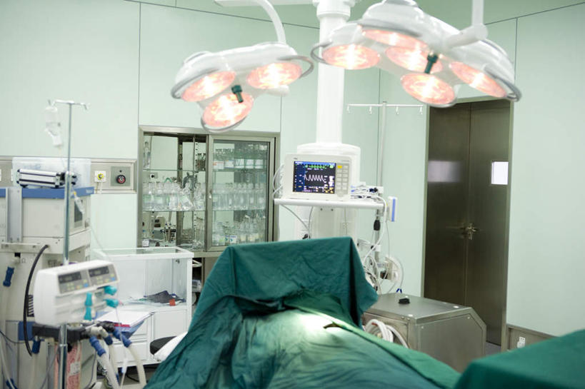 无人,医院,横图,室内,正面,显示器,技术,床,托盘,盘,屏幕,毯子,分开,干净,盘子,医疗用品,隔断,隔离,医疗设备,手术室,手术灯,圆柱体,间隔,医疗器械,手术台,氧气管,医疗工具,静脉滴注,手术床,断绝,隔开,屏蔽,屏绝,远离,中断,阻遏,阻隔,手术器械,彩图,清净室,无尘室