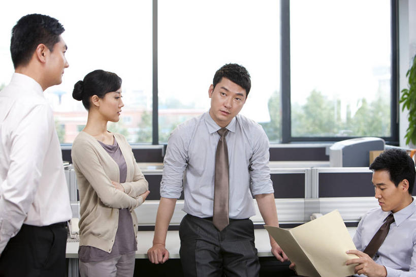 东方人,成年人,中年人,四个人,同事,商务人士,秘书,商务男性,商务女性,办公室,站,横图,室内,白天,正面,衬衫,商务,成功,合作,团队,集体,信心,中国,亚洲,套装,沮丧,会议,浪费,图像,队伍,职业,更衣间,试衣间,失望,领导,加班,经理,成就,近景,商务装,等,问题,更衣室,合伙,领袖,工薪阶层,东亚,北京市,悲哀,厌倦,男人,男性,年轻女性,女人,女性,中年男性,亚洲人,中国人,白领,上班族,彩图,衬衣,办公室职员,闷闷不乐,摧残,蹂躏,糟践,糟踏,糟蹋,沟通障碍