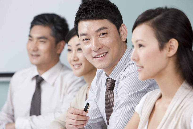 东方人,成年人,中年人,四个人,商务人士,商务男性,商务女性,办公室,会议室,坐,笑,微笑,露齿笑,横图,竖图,室内,白天,正面,衬衫,商务,快乐,满意,成功,合作,团队,信心,中国,亚洲,一排,捆扎,套装,整齐,会议,会议桌,图像,排列,社区,职业,力量,同意,协调,权威,组织,经理,队列,商务装,工薪阶层,东亚,会议中心,北京市,可靠,投影屏幕,团结,信任,男人,男性,女人,女性,中年男性,亚洲人,中国人,白领,上班族,半身,彩图,衬衣,办公室职员