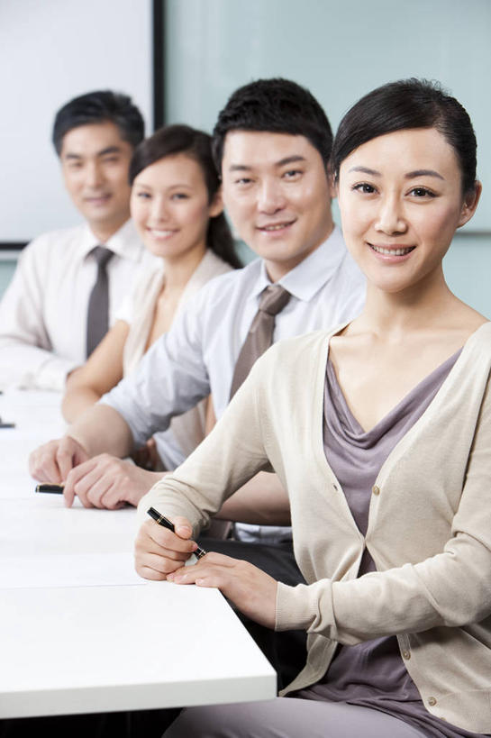 东方人,成年人,四个人,商务人士,商务男性,商务女性,办公室,会议室,坐,笑,微笑,露齿笑,竖图,室内,白天,正面,衬衫,商务,快乐,满意,成功,合作,团队,信心,中国,亚洲,一排,捆扎,套装,整齐,会议,会议桌,图像,排列,社区,职业,力量,同意,协调,权威,组织,经理,队列,商务装,工薪阶层,东亚,会议中心,北京市,可靠,投影屏幕,团结,信任,男人,男性,女人,女性,亚洲人,中国人,白领,上班族,半身,彩图,衬衣,办公室职员