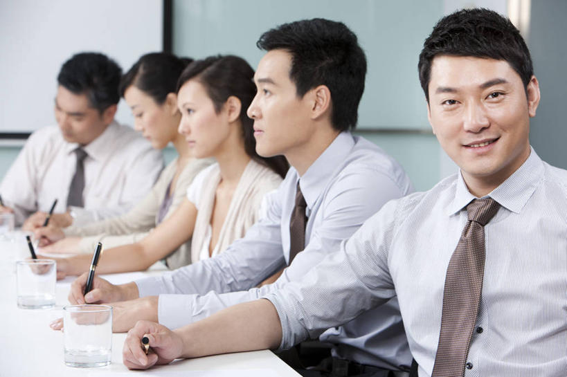 东方人,成年人,中年人,商务人士,商务男性,商务女性,办公室,会议室,坐,笑,微笑,露齿笑,横图,竖图,室内,白天,正面,衬衫,商务,快乐,满意,成功,合作,团队,信心,中国,亚洲,五个人,一排,捆扎,套装,整齐,会议,会议桌,图像,排列,社区,职业,力量,同意,协调,权威,组织,经理,队列,商务装,工薪阶层,东亚,会议中心,北京市,可靠,投影屏幕,团结,信任,男人,男性,女人,女性,中年男性,亚洲人,中国人,白领,上班族,半身,彩图,衬衣,办公室职员