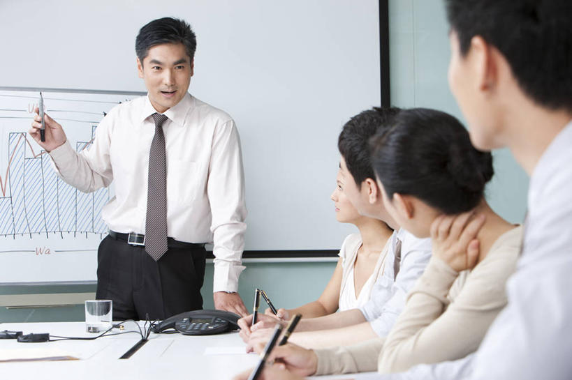 东方人,成年人,中年人,商务人士,商务男性,商务女性,办公室,会议室,站,坐,横图,室内,白天,正面,衬衫,商务,讨论,通讯,合作,团队,信心,中国,亚洲,五个人,一排,套装,开会,整齐,并排,会议,会议桌,教育,听,图像,排列,社区,教,手势,职业,教室,金融,投资,通信,生长,指导,灵感,支撑,权威,组织,领导,知识,演说,经理,队列,决心,努力,销售,出示,商务装,贩卖,工薪阶层,东亚,会议中心,发展,会议电话,北京市,策略,投影屏幕,贡献,忠告,把握,男人,男性,年轻女性,女人,女性,中年男性,亚洲人,中国人,白领,上班族,彩图,衬衣,机遇,办公室职员,打手势,首席执行官,动机,商务会议,学员,掌控,教育活动