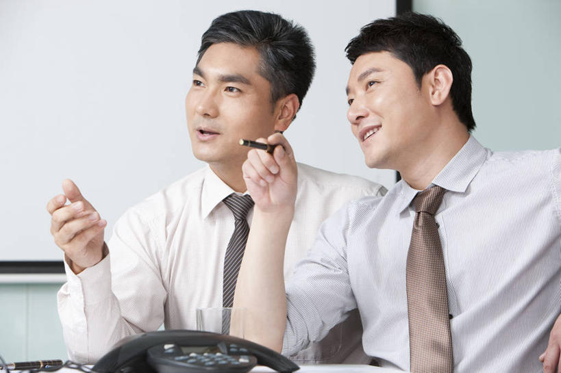 东方人,成年人,中年人,两个人,商务人士,商务男性,办公室,会议室,坐,横图,竖图,室内,白天,留白,正面,衬衫,商务,讨论,通讯,成功,合作,团队,信心,中国,亚洲,一排,套装,开会,整齐,会议,会议桌,听,图像,排列,社区,手势,职业,思考,决定,力量,想,沉思,服务,投资,支撑,协调,权威,组织,领导,演说,经理,队列,商务装,工薪阶层,东亚,会议中心,发展,北京市,策略,投影屏幕,责任,判断,把握,团结,男人,男性,中年男性,亚洲人,中国人,白领,上班族,彩图,衬衣,办公室职员,打手势,首席执行官,商务会议,掌控