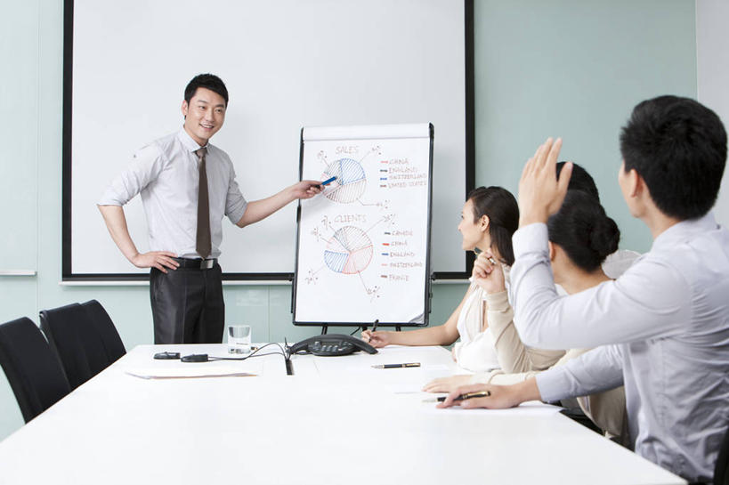 东方人,成年人,中年人,商务人士,商务男性,商务女性,办公室,会议室,站,坐,举,笑,微笑,露齿笑,横图,室内,白天,正面,衬衫,商务,讨论,快乐,通讯,合作,团队,信心,中国,亚洲,五个人,一排,套装,开会,整齐,并排,会议,图表,会议桌,教育,听,图像,排列,社区,教,手势,托,职业,教室,通信,生长,指导,灵感,支撑,权威,组织,领导,知识,演说,经理,队列,决心,努力,销售,出示,商务装,贩卖,工薪阶层,东亚,会议中心,发展,会议电话,北京市,策略,投影屏幕,贡献,忠告,把握,男人,男性,年轻女性,女人,女性,中年男性,亚洲人,中国人,白领,上班族,举起,举手,举着,向上举,向上伸,向上托,彩图,衬衣,机遇,饼图,办公室职员,打手势,动机,商务会议,学员,掌控,教育活动