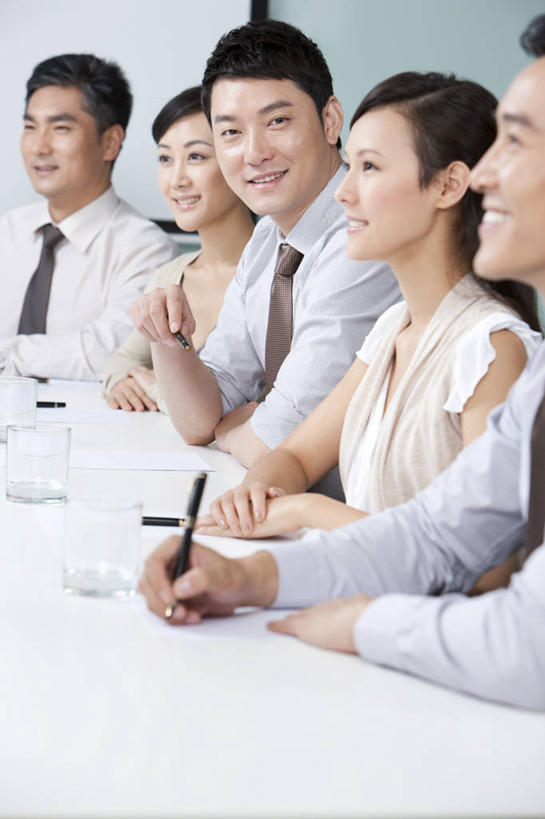 东方人,成年人,中年人,商务人士,商务男性,商务女性,办公室,会议室,坐,笑,微笑,露齿笑,竖图,室内,白天,正面,衬衫,商务,快乐,满意,成功,合作,团队,信心,中国,亚洲,五个人,一排,捆扎,套装,整齐,会议,会议桌,图像,排列,社区,职业,力量,同意,协调,权威,组织,经理,队列,商务装,工薪阶层,东亚,会议中心,北京市,可靠,投影屏幕,团结,信任,男人,男性,女人,女性,中年男性,亚洲人,中国人,白领,上班族,半身,彩图,衬衣,办公室职员