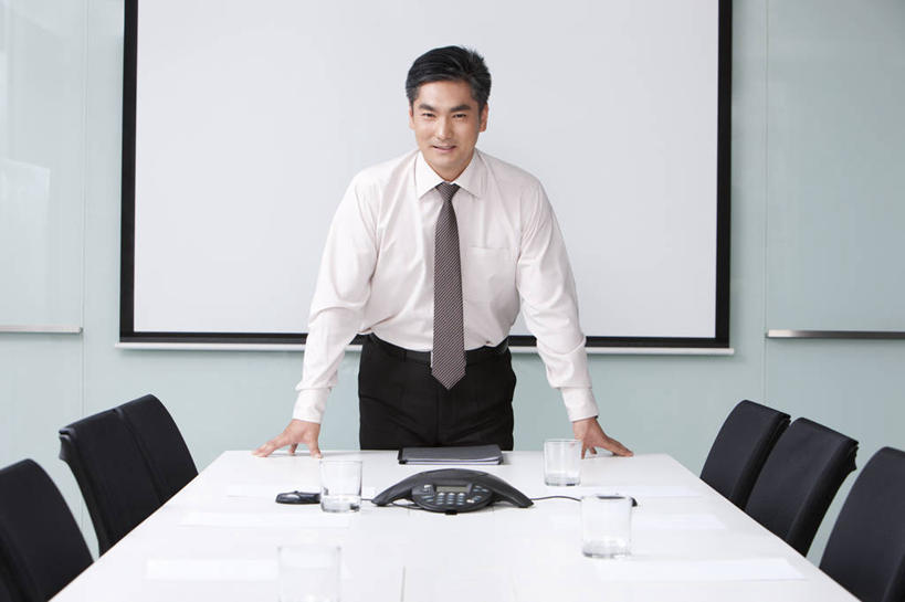 东方人,成年人,中年人,一个人,商务人士,商务男性,办公室,站,笑,微笑,露齿笑,横图,竖图,室内,正面,衬衫,商务,快乐,满意,骄傲,成功,信心,椅子,玻璃,中国,亚洲,仅一个男性,仅一个人,仅一个中年男性,捆扎,套装,会议桌,图像,靠,靠着,职业,生活方式,权威,成就,近景,决心,商务装,工薪阶层,东亚,会议电话,北京市,投影屏幕,能力,男人,男性,中年男性,亚洲人,中国人,白领,上班族,彩图,衬衣