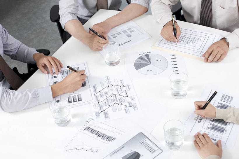 东方人,成年人,中年人,四个人,商务人士,商务男性,商务女性,办公室,会议室,坐,横图,俯视,室内,特写,白天,正面,衬衫,商务,成功,合作,团队,中国,亚洲,套装,并排,会议,图表,会议桌,图像,社区,职业,金融,投资,生长,组织,领导,经理,文档,努力,销售,商务装,贩卖,工薪阶层,东亚,会议中心,发展,北京市,策略,忠告,把握,团结,男人,男性,女人,女性,亚洲人,中国人,白领,上班族,半身,彩图,高角度拍摄,衬衣,饼图,办公室职员,掌控,进度报告