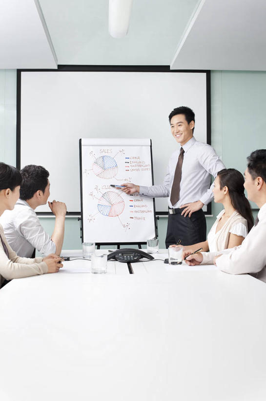 东方人,成年人,中年人,商务人士,商务男性,商务女性,办公室,会议室,站,坐,笑,微笑,露齿笑,竖图,室内,白天,正面,衬衫,商务,讨论,快乐,通讯,合作,团队,信心,中国,亚洲,五个人,一排,套装,开会,整齐,并排,会议,会议桌,教育,听,图像,排列,社区,教,手势,职业,教室,金融,投资,通信,生长,指导,灵感,支撑,权威,组织,领导,知识,演说,经理,队列,决心,努力,销售,出示,商务装,贩卖,工薪阶层,东亚,会议中心,发展,会议电话,北京市,策略,投影屏幕,贡献,忠告,把握,男人,男性,年轻女性,女人,女性,中年男性,亚洲人,中国人,白领,上班族,彩图,衬衣,机遇,办公室职员,打手势,动机,商务会议,学员,掌控,教育活动
