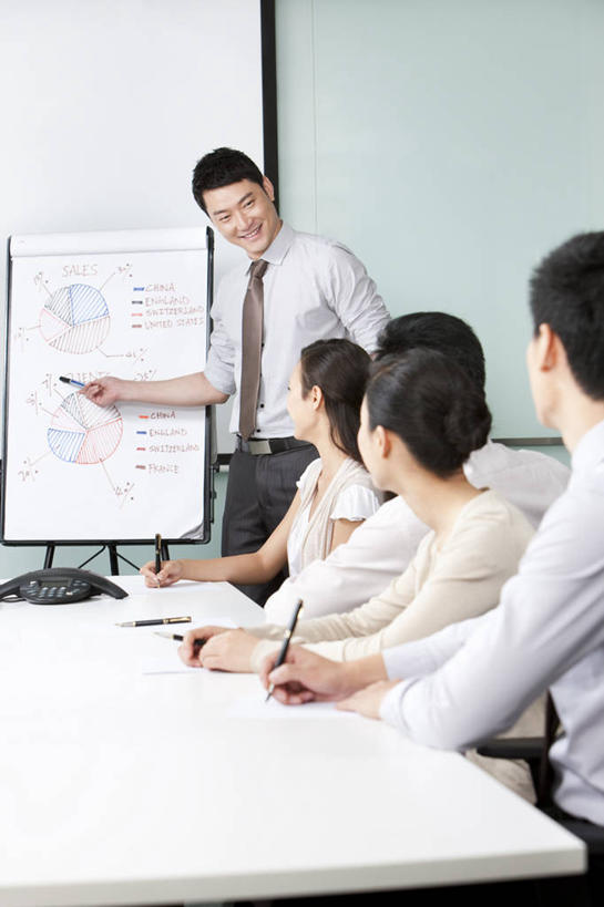 东方人,成年人,中年人,商务人士,商务男性,商务女性,办公室,会议室,站,坐,笑,微笑,露齿笑,竖图,室内,白天,正面,衬衫,商务,讨论,快乐,通讯,合作,团队,信心,中国,亚洲,五个人,一排,套装,开会,整齐,并排,会议,会议桌,教育,听,图像,排列,社区,教,手势,职业,教室,金融,投资,通信,生长,指导,灵感,支撑,权威,组织,领导,知识,演说,经理,队列,决心,努力,销售,出示,商务装,贩卖,工薪阶层,东亚,会议中心,发展,会议电话,北京市,策略,投影屏幕,贡献,忠告,把握,男人,男性,年轻女性,女人,女性,中年男性,亚洲人,中国人,白领,上班族,彩图,衬衣,机遇,办公室职员,打手势,动机,商务会议,学员,掌控,教育活动