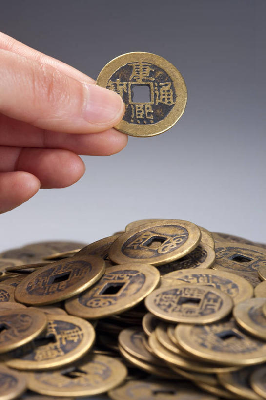 竖图,钱,人民币,金属制品,北京,中国,亚洲,许多,金属,钱币,洞,很多,拿着,历史,古代,汉字,财富,金融,摄影,经济,铜,中国文化,流通,贸易,东亚,秦朝,古代文明,货币,现金,硬币,彩图,影棚拍摄,传统文化,过去