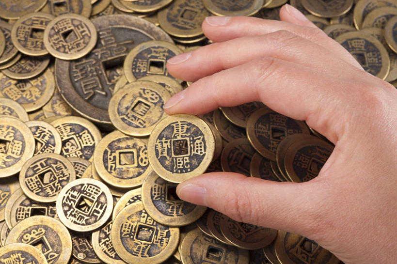 横图,钱,人民币,金属制品,北京,中国,亚洲,许多,丰富,金属,钱币,洞,很多,拿着,历史,古代,汉字,财富,金融,摄影,经济,铜,中国文化,流通,贸易,东亚,秦朝,古代文明,货币,现金,硬币,彩图,影棚拍摄,传统文化,过去