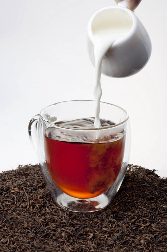 牛奶,无人,白色背景,茶,静物,玻璃,倒,材料,红茶,奶茶,茶叶,白色,摄影,奶制品,加法,热饮,茶杯,彩图,影棚拍摄