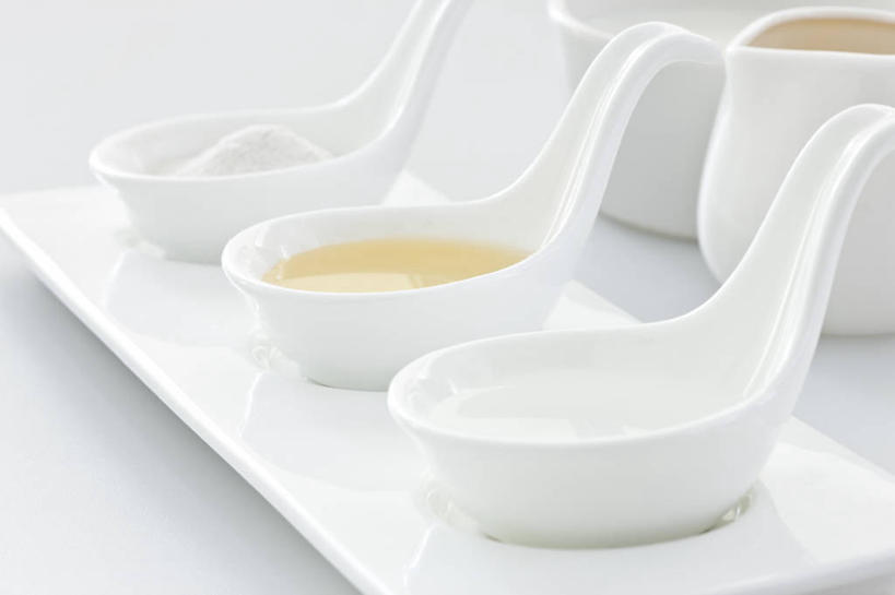 蜂蜜,牛奶,无人,横图,白色背景,静物,一排,整齐,醋,调料,面粉,餐盘,排列,三个,白色,汤匙,奶油,摄影,奶制品,队列,彩图,影棚拍摄