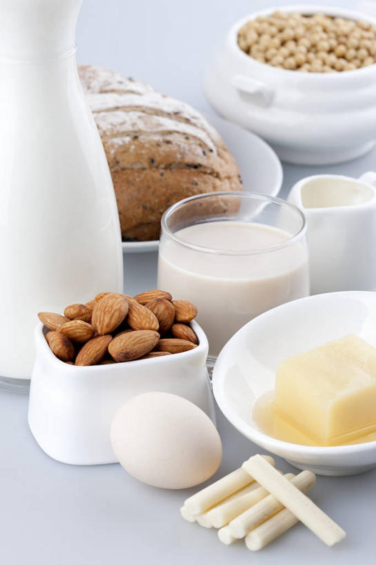 奶酪,牛奶,无人,白色背景,早餐,杏仁,大豆,静物,玻璃,材料,鸡蛋,食品,主食,饮食,白色,牛奶瓶,摄影,多样,奶制品,清新,健康食物,玻璃杯,彩图,影棚拍摄