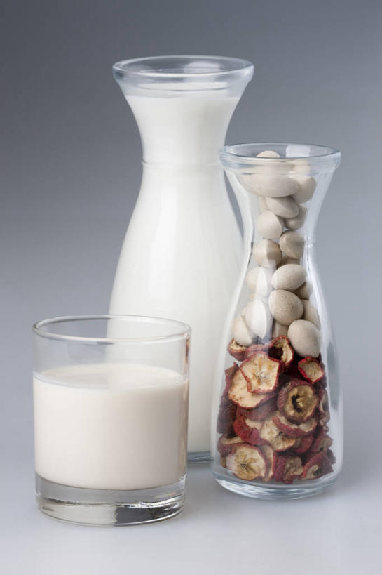 牛奶,无人,白色背景,静物,玻璃,材料,食品,杯,饮食,白色,灰色,牛奶瓶,干果,摄影,多样,奶制品,清新,干的,健康食物,玻璃杯,彩图,影棚拍摄