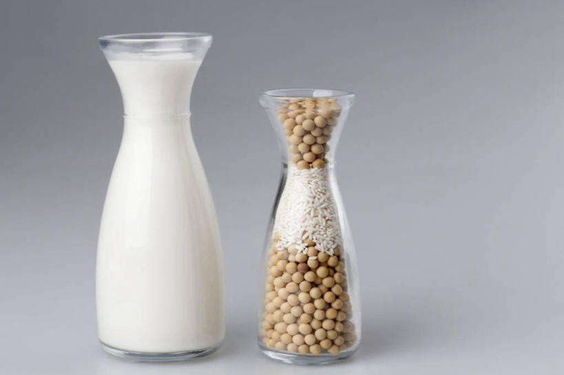 牛奶,无人,白色背景,大豆,静物,玻璃,材料,食品,米,主食,饮食,白色,牛奶瓶,摄影,多样,奶制品,清新,健康食物,玻璃杯,彩图,影棚拍摄