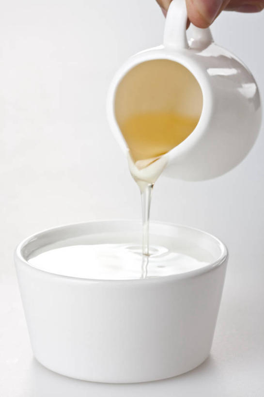 蜂蜜,手,竖图,白色背景,静物,倒,酸奶,饮食,白色,碗,健康,摄影,部分,奶制品,健康食物,彩图,影棚拍摄