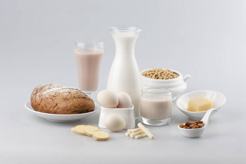 面包,奶酪,牛奶,无人,白色背景,早餐,杏仁,大豆,静物,玻璃,材料,鸡蛋,食品,主食,饮食,白色,牛奶瓶,摄影,多样,长面包,奶制品,清新,健康食物,玻璃杯,彩图,影棚拍摄