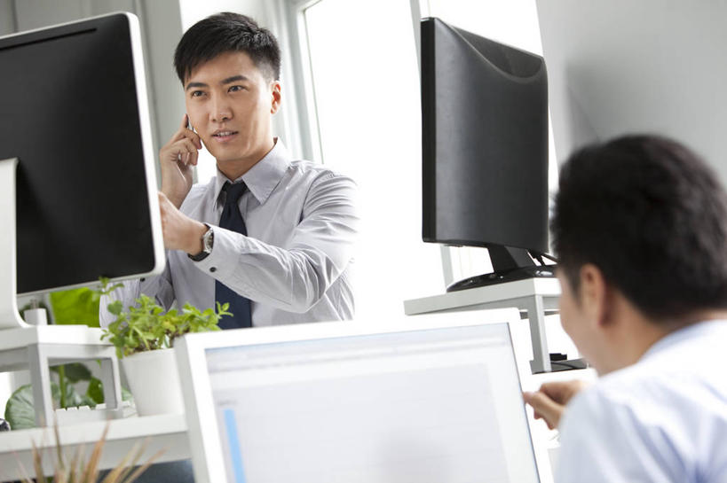 成年人,两个人,商务人士,商务男性,办公室,站,打电话,横图,室内,正面,衬衫,商务,互联网,技术,北京,中国,亚洲,敲打,套装,开会,工作,会议,联系,输入,现代,书桌,打字,职业,隔断,金融,摄影,点击,敲击,努力,销售,商务装,贩卖,工薪阶层,东亚,按键,计算机,男人,男性,年轻人,白领,上班族,电话机,彩图,衬衣,办公室职员,商务会议