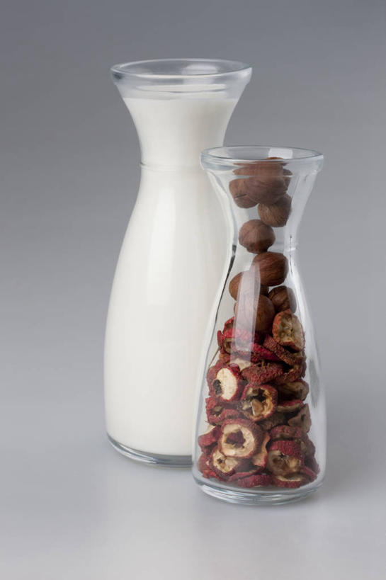 牛奶,无人,白色背景,静物,玻璃,材料,食品,饮食,白色,牛奶瓶,干果,摄影,多样,奶制品,清新,干的,榛子,健康食物,玻璃杯,彩图,影棚拍摄