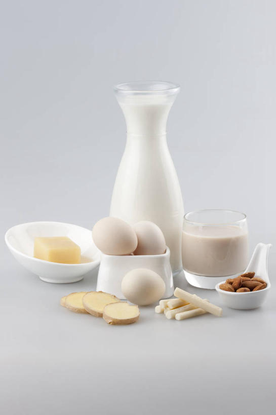 奶酪,牛奶,无人,白色背景,早餐,杏仁,大豆,静物,玻璃,材料,鸡蛋,食品,主食,饮食,白色,牛奶瓶,摄影,多样,奶制品,清新,健康食物,玻璃杯,彩图,影棚拍摄
