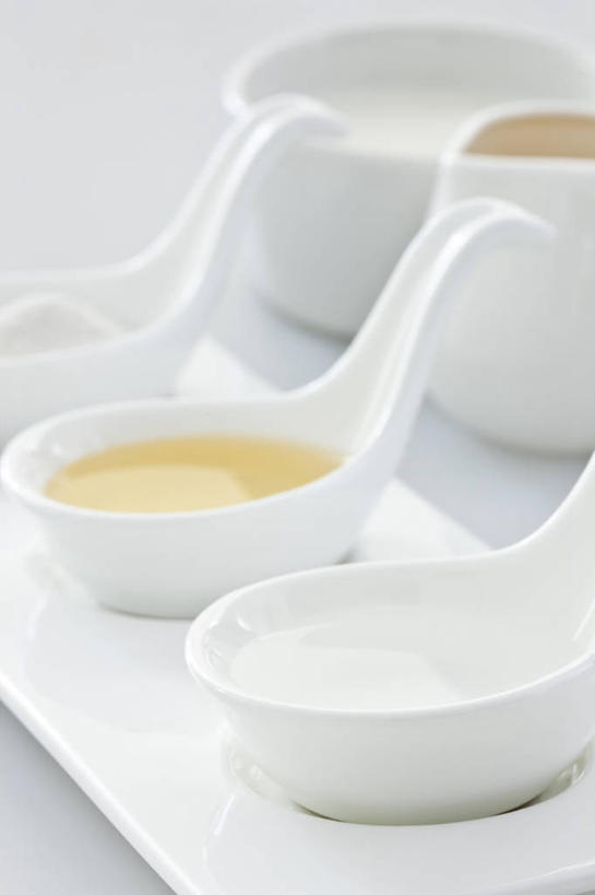 蜂蜜,牛奶,无人,竖图,白色背景,静物,一排,整齐,醋,调料,面粉,餐盘,排列,三个,白色,汤匙,奶油,摄影,奶制品,队列,彩图,影棚拍摄