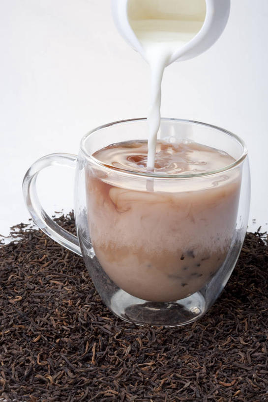 牛奶,无人,白色背景,茶,静物,玻璃,倒,材料,红茶,奶茶,茶叶,白色,摄影,奶制品,加法,热饮,茶杯,彩图,影棚拍摄