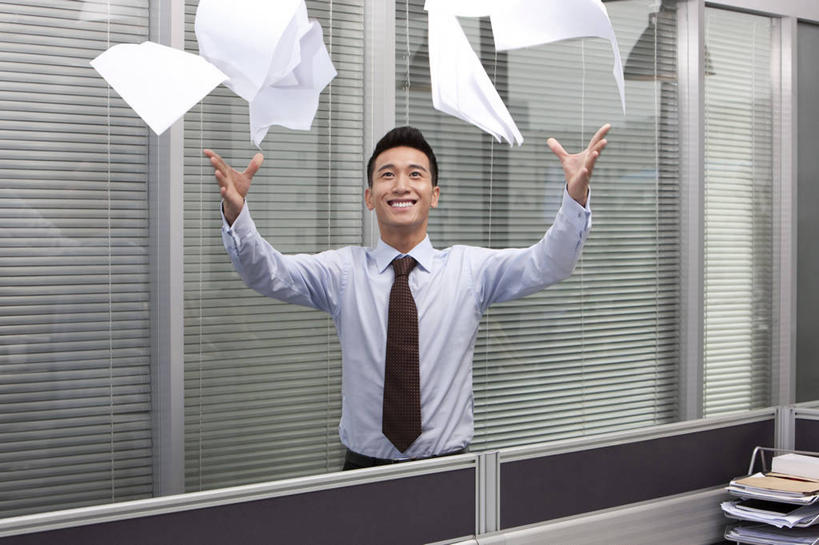 东方人,成年人,一个人,商务人士,商务男性,办公室,站,举,笑,微笑,露齿笑,横图,室内,正面,衬衫,商务,快乐,满意,兴奋,自由,幸福,成功,信心,窗户,北京,中国,亚洲,仅一个男性,仅一个人,套装,庆祝,反射,纸,领带,半空,刺激,仅一个年轻男性,手势,托,向上看,职业,独立,百叶帘,摄影,生活方式,享乐,文档,肖像,商务装,工薪阶层,东亚,恶作剧,解放,无忧无虑,男人,男性,年轻男性,亚洲人,中国人,年轻人,白领,上班族,举起,举手,举着,扔,向上举,向上伸,向上托,张开手臂,半身,彩图,衬衣,打手势