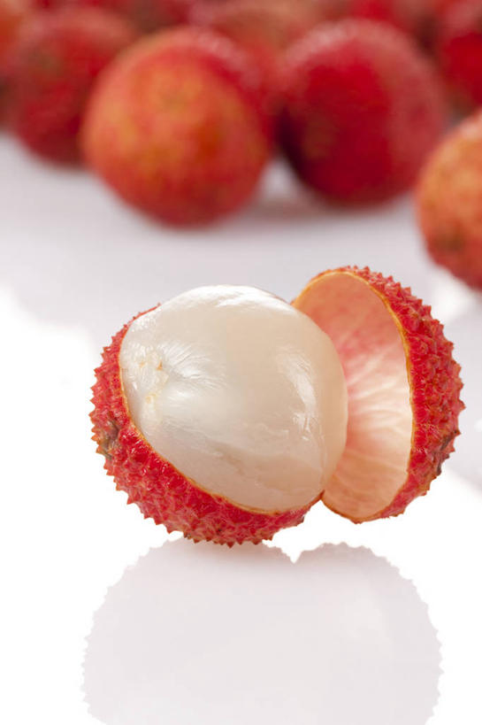 无人,竖图,室内,白色背景,正面,荔枝,静物,水果,反射,饮食,红色,白色,热带水果,打开,摄影,影棚,简单,开启,清新,摄影棚,健康食物,纯净,肌理,彩图,影棚拍摄,拍摄