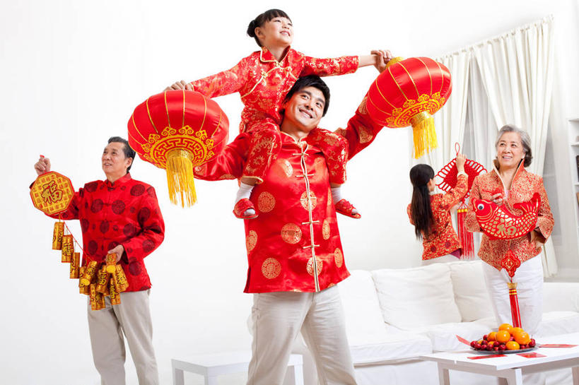 东方人,儿童,中年人,老年人,家庭,母亲,父亲,女儿,祖父母,祖母,祖父,站,举,笑,微笑,露齿笑,横图,室内,白天,正面,聚会,生日,快乐,满意,兴奋,纯洁,运气,合作,团队,信心,沙发,水果,中国,春节,亚洲,五个人,吊挂,连接,悬挂,欢呼,庆祝,装饰,丝绸,纸,食品,挂,拿着,刺激,竹签,小孩,红色,剪纸,社区,看,扛,托,舒服,温暖,温馨,一家人,橙色,汉字,活力,可爱,童年,童趣,家庭妇女,协助,和睦,创造力,起居室,舒适,享乐,暴力,愉悦,关爱,运送,中国文化,占卜,抢劫,童真,东亚,烂漫,无邪,打劫,抽签,繁荣,元旦,想法,美术工艺,无忧无虑,天真,危险,老年男性,老年女性,男人,男性,年轻女性,女孩,女人,女性,中年男性,亚洲人,中国人,孩子,年轻人,孙女,休闲活动,步行,举起,举手,举着,手牵手,向上举,向上伸,向上托,张开手臂,彩图,爱,欢乐,唐装,融洽,传统文化,问卜,签条,挨着,传统节日