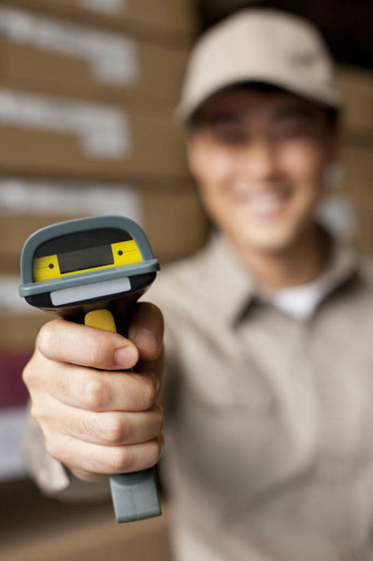 东方人,中年人,脸,头,脸颊,一个人,站,微笑,竖图,室内,特写,正面,制服,商务,快乐,技术,电子,北京,中国,亚洲,分析,信息,标签,符号,商品,数字,仓库,拿着,标识,肩膀,盒子,工人,职业,服务,工业,运输,摄影,扫描,条形码,效率,肖像,编码,条码,东亚,物流,条形码扫描器,条形码阅读器,责任,男人,中年男性,亚洲人,中国人,头部,脸部,脸蛋,面部,员工,彩图,商业,匠人,劳动者,体力工