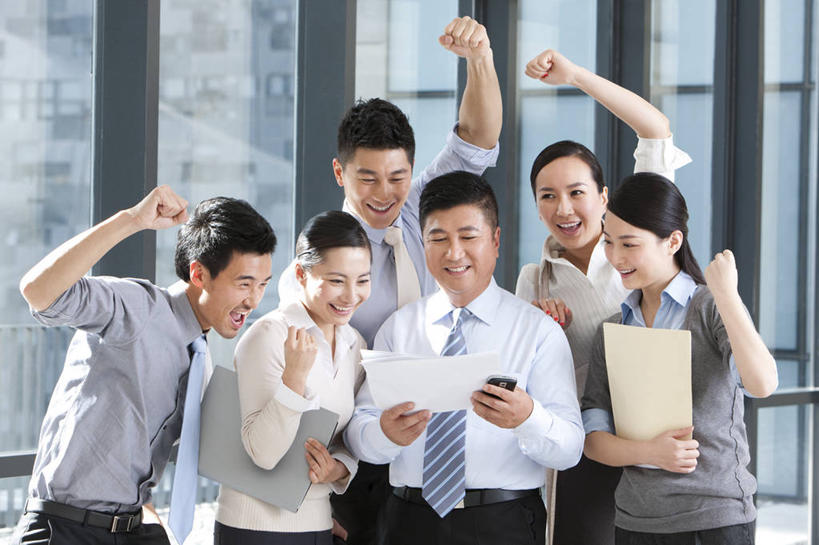 东方人,中年人,老年人,同事,商务人士,商务男性,商务女性,办公室,举,微笑,横图,照片,室内,衬衫,商务,快乐,兴奋,幸福,成功,合作,团队,集体,信心,北京,中国,亚洲,套装,庆祝,文件,拿着,方向,队伍,刺激,托,张嘴,办公大楼,摄影,领导,经理,成就,商务装,合伙,领袖,张大嘴巴,工薪阶层,东亚,集体照,把握,老年男性,男人,年轻男性,年轻女性,女人,亚洲人,中国人,年轻人,拳头,白领,上班族,相片,张开嘴,举起,举手,举着,向上举,向上伸,向上托,半身,彩图,衬衣,拍摄,照相,首席执行官,好消息,掌控,财务报告,进度报告